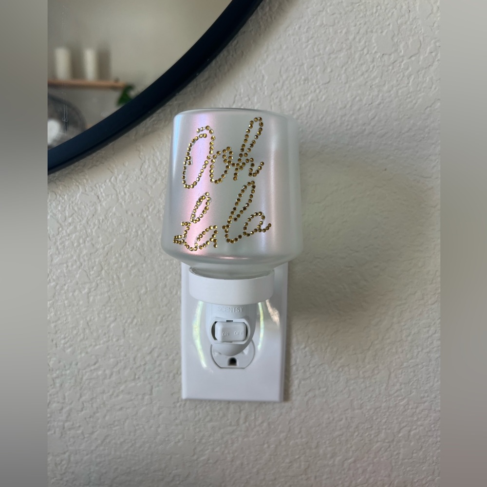 NIB Scentsy Ooh La La mini warmer
